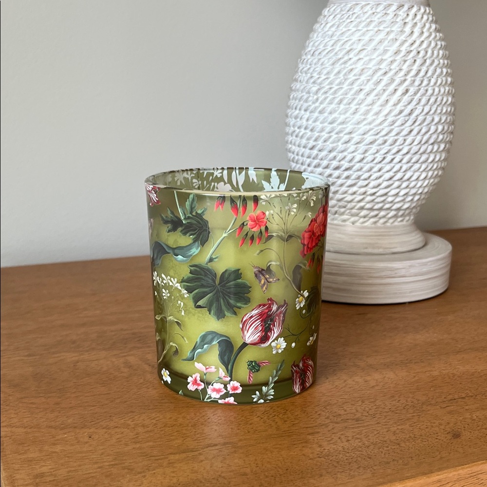 NWT 11oz Soy Candle WILDFLOWER WAY scent in Floral glass holder.